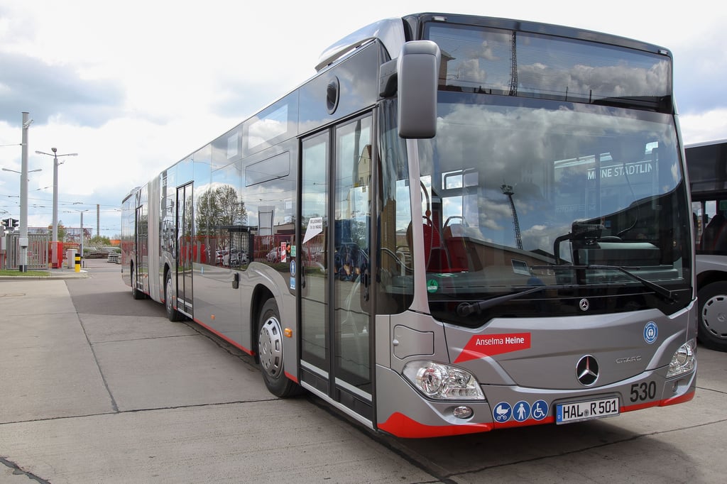 Auch Busse der Halleschen Verkehrs AG sollen im Depot bleiben, wenn am Freitag der Nahverkehr in Teilen Sachsen-Anhalts bestreikt wird.