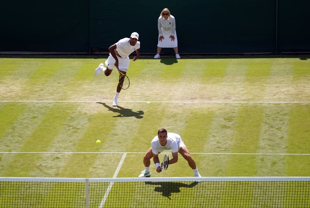 Rajeev Ram (oben links) und Joe Salisbury in Aktion: Das topgesetzte Tennis-Doppel hatte kurz die Fortsetzung der Partie verweigert.