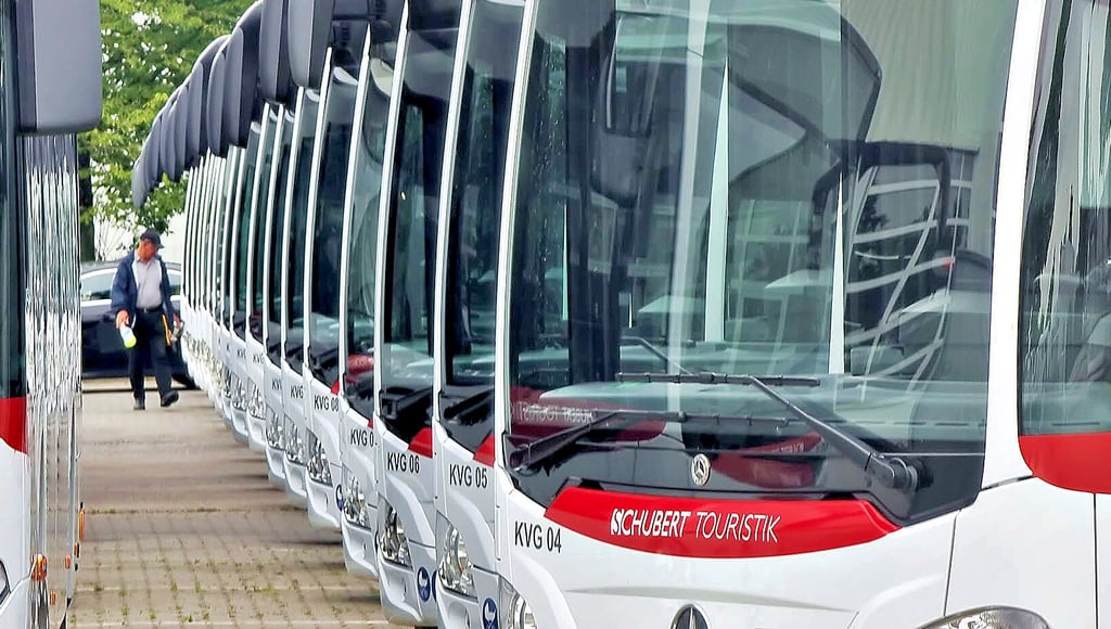 Mike Schubert hat für sein Ascherslebener Busunternehmen 20 neue Linienbusse gekauft.