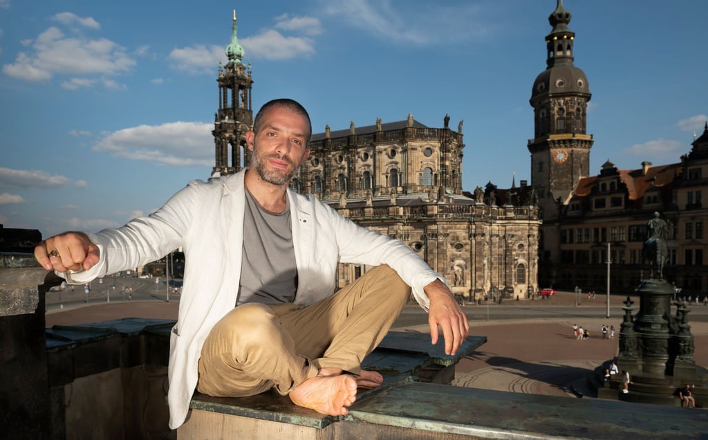 Der israelischen Dirigent Omer Meir Wellber nach einem Interview auf dem Balkon der Semperoper.