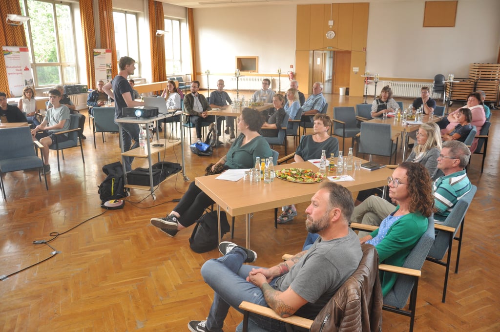 Jochen Resch (stehend) stellte am Mittwochabend im Saal des Verwaltunsgebäudes in Osterburg Ergebnisse einer Befragung von Jugendlichen und jungen Erwachsenen aus der Einheitsgemeinde vor.