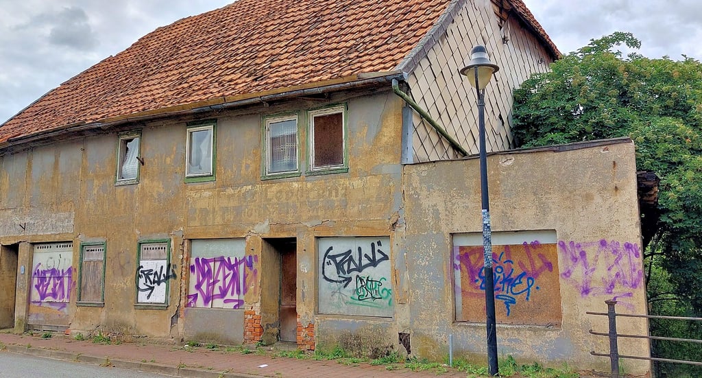 Häuser, wie das hier in der Lindenstraße in Oebisfelde, beschmiert und verfallen, auf den Gehwegen Dreck und Hundekot. Der Ruf nach harten Strafen und hohen Ordnungsgeldern wird lauter.