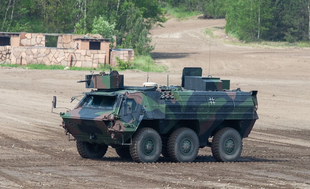 Ein Transportpanzer Fuchs auf einem Übungsfeld in Munster.