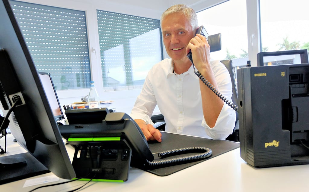 Dieses C-Netz-Telefon (rechts) funktioniert längst nicht mehr. Sven Röcklebe hat sein erstes Handy jedoch als Andenken aufgehoben.