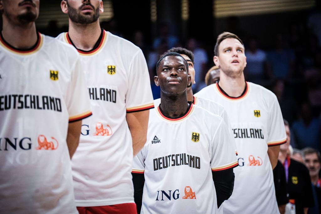 Deutschlands Dennis Schröder (2.v.r.) und seine Teamgefährten haben vor einem Spiel Aufstellung genommen.