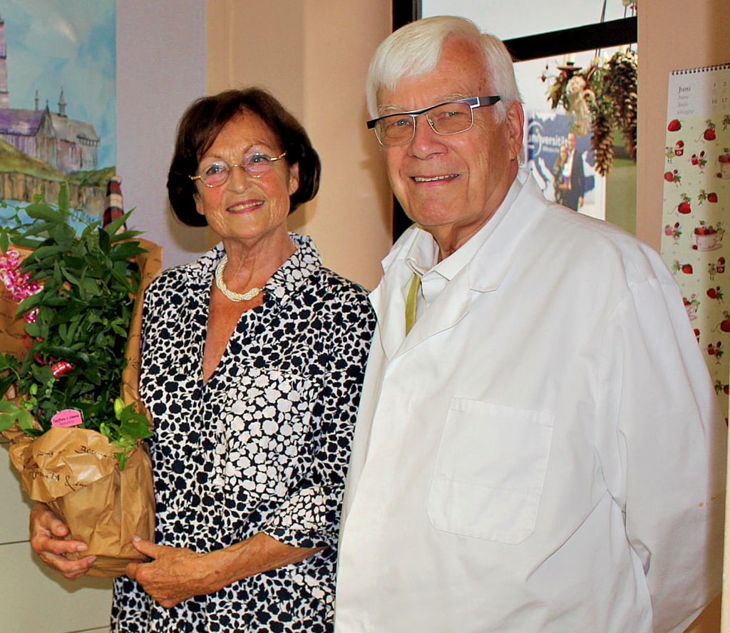 So manche Blume, aber auch viele selbstgestaltete Geschenke gab es, als sich das Ärzte-Ehepaar Sabine und Klaus Gummert dieser Tage in den Ruhestand verabschiedete.