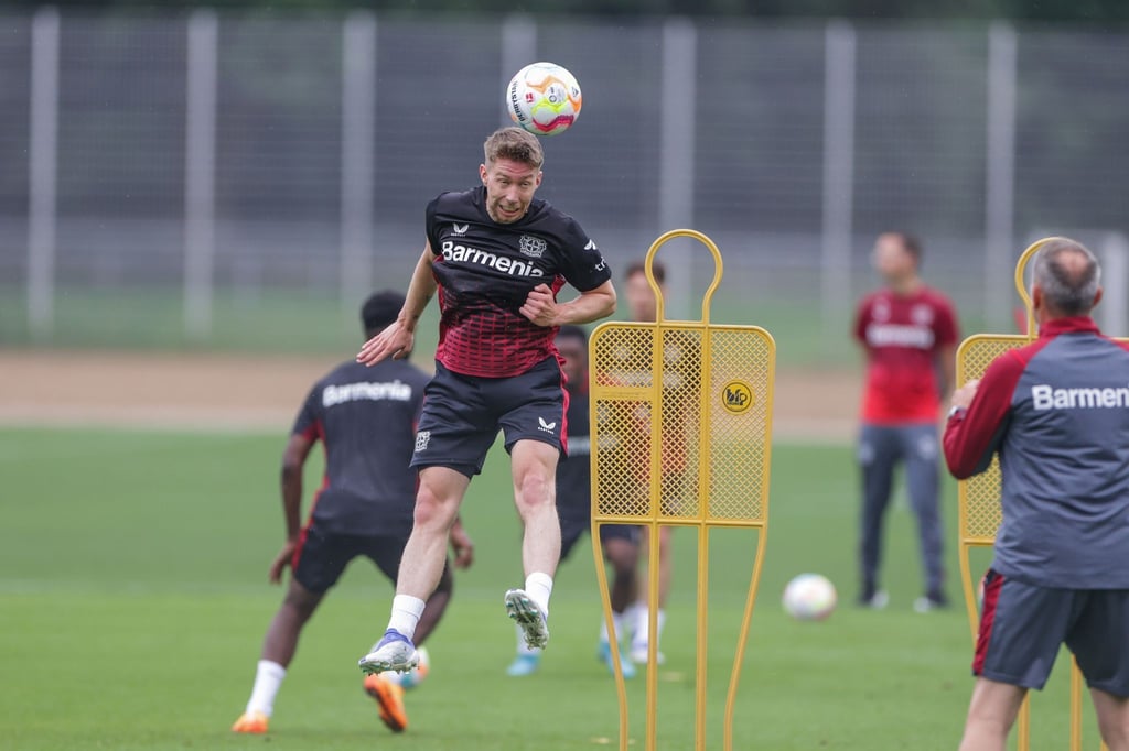 Leverkusens Mitchell Weiser macht im Training einen Kopfball.