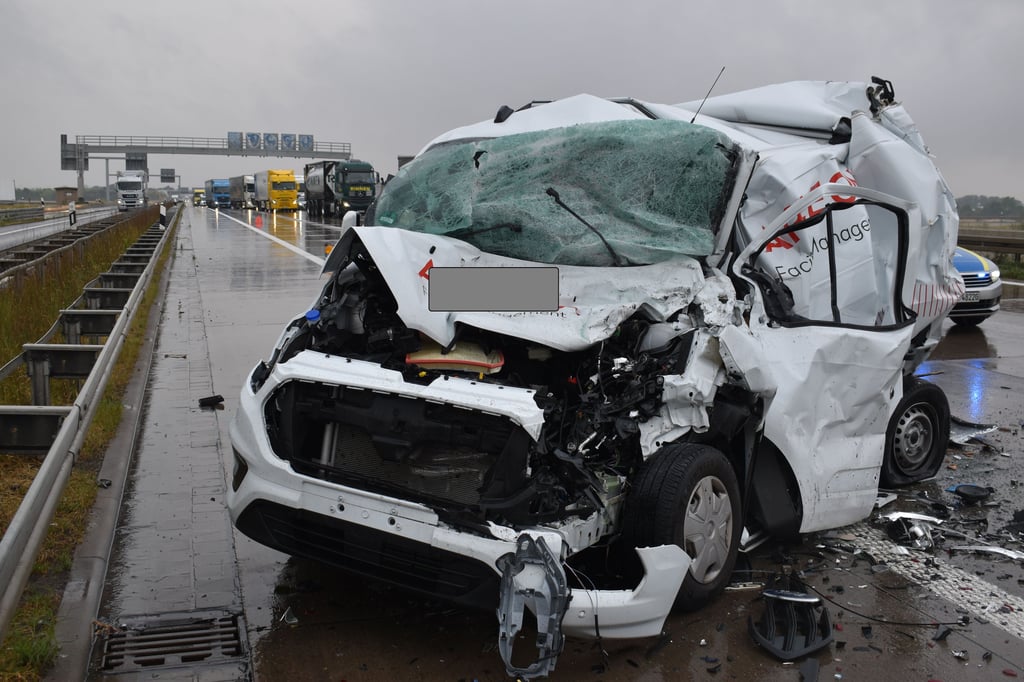 Unfall auf der A2 bei Magdeburg: Ein Lkw schob den Kleintransporter auf der A2 auf einen weiteren Lkw.