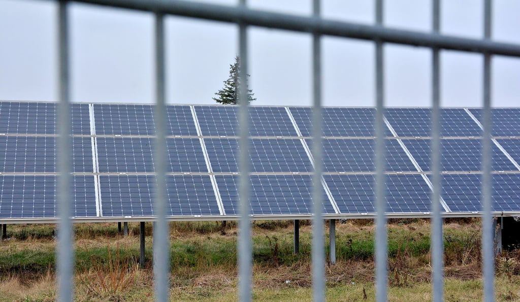 In Schönebeck gibt es bereits an mehreren Standorten Photovoltaik-Freiflächenanlagen, so wie hier am Rande der Wilhelm-Dümling-Straße. Weitere Anlagen befinden sich unter anderem im Gewerbegebiet Barbyer Straße oder im Westen Schönebecks an der Hohendorfer Straße.
