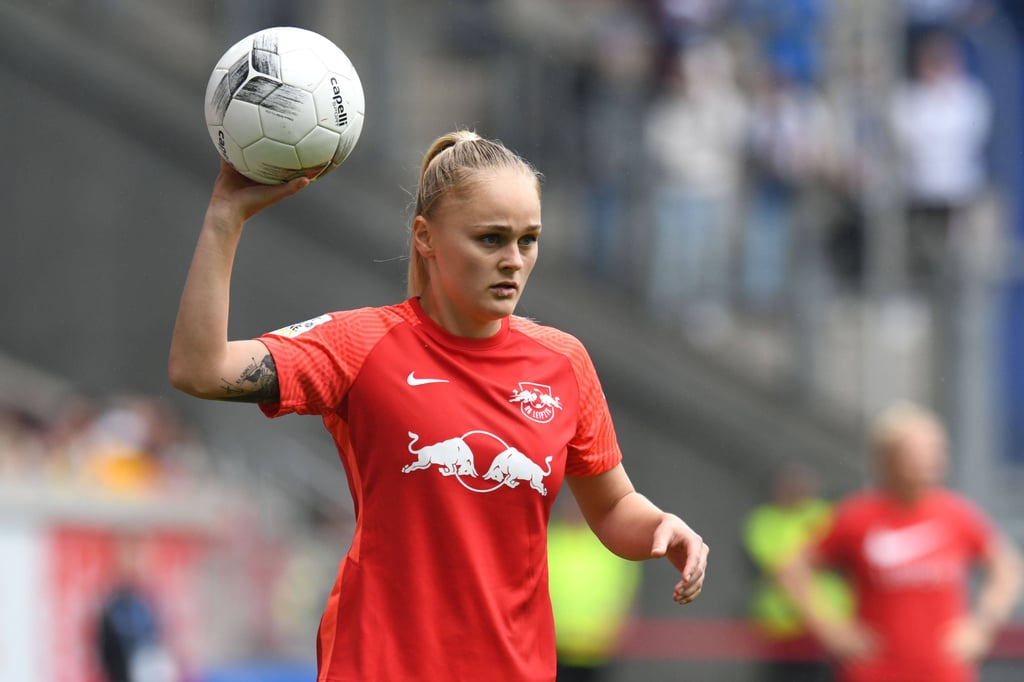 Victoria Krug (RB Leipzig) beim Einwurf.