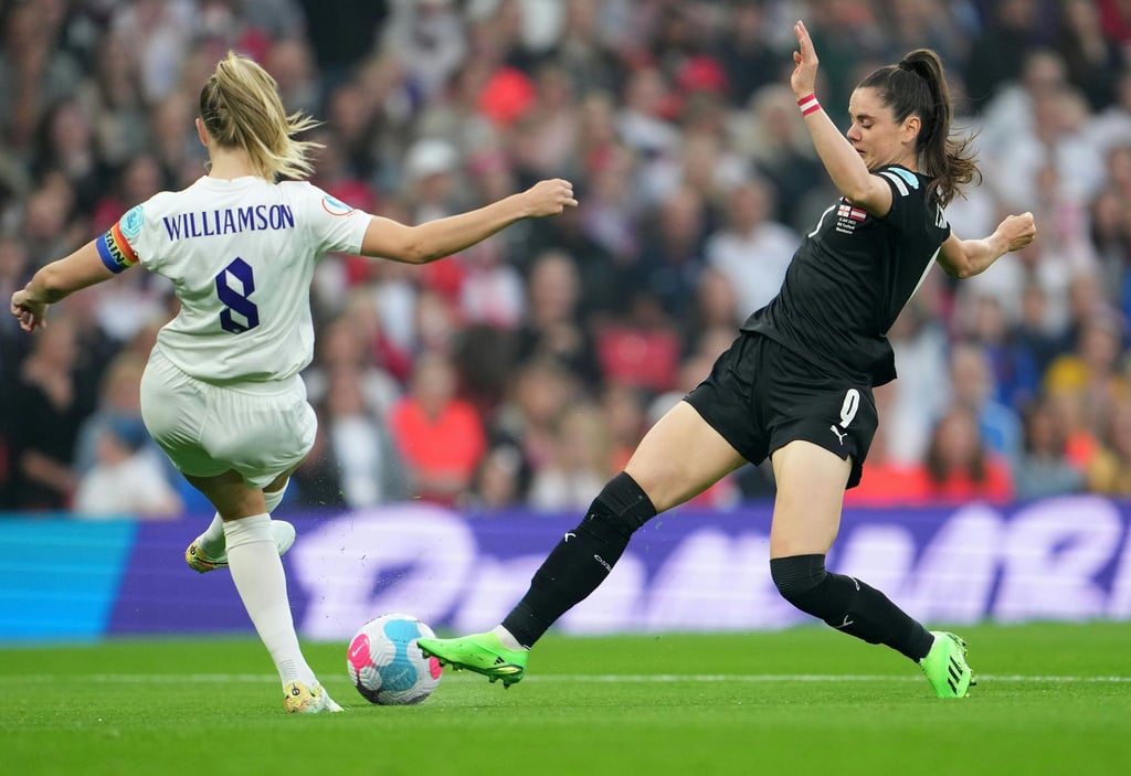 Leah Williamson (l) aus England gegen Sarah Zadrazil aus Österreich.