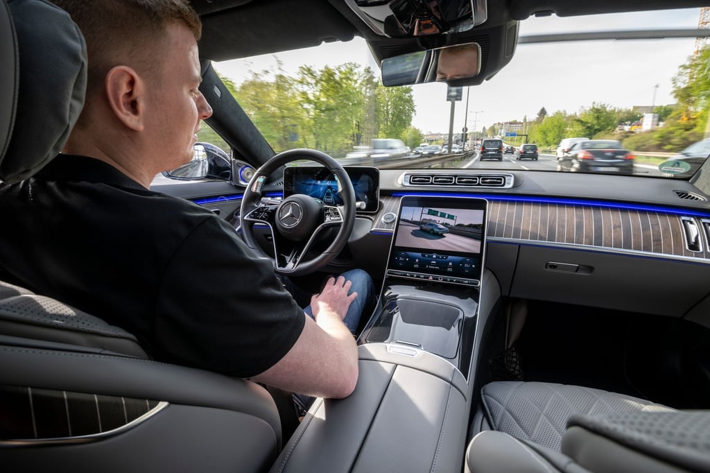 Einfach mal abschalten: Im gewissen Umfang unter gewissen Bedingungen muss der Fahrer sich bei aktivem Drive Pilot phasenweise einmal nicht dem Verkehr widmen.