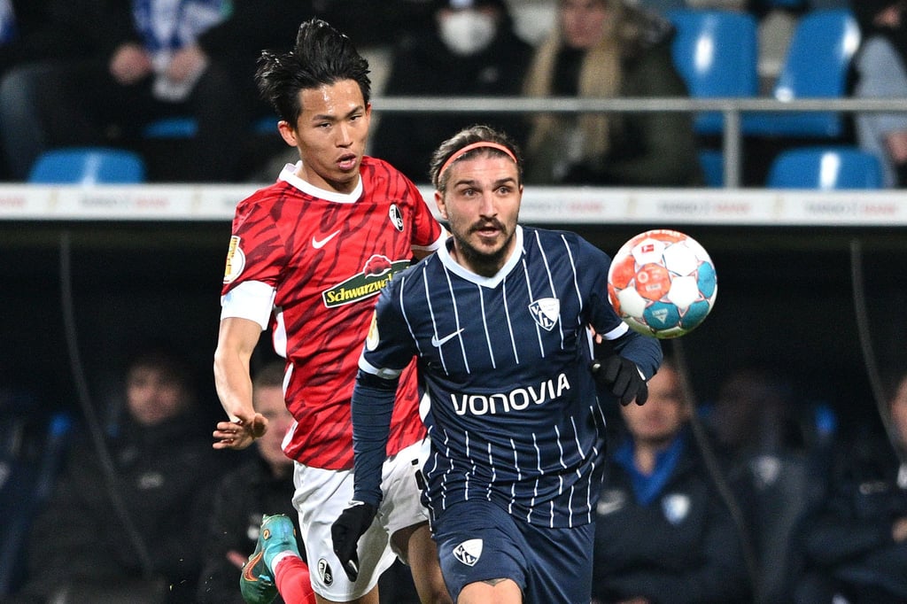Freiburgs Woo-yeong Jeong (l) und Bochums Konstantinos Stafylidis kämpfen um den Ball.