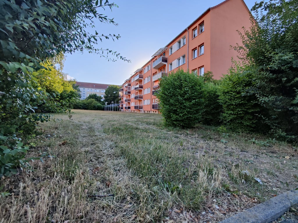 Hier, an der Johannes-R.-Becher-Straße im Weißenfelser Westen, ist ein mutmaßlicher Einbrecher bei Auseinandersetzungen mit der Polizei erst ohnmächtig geworden und dann später im Krankenhaus verstorben.