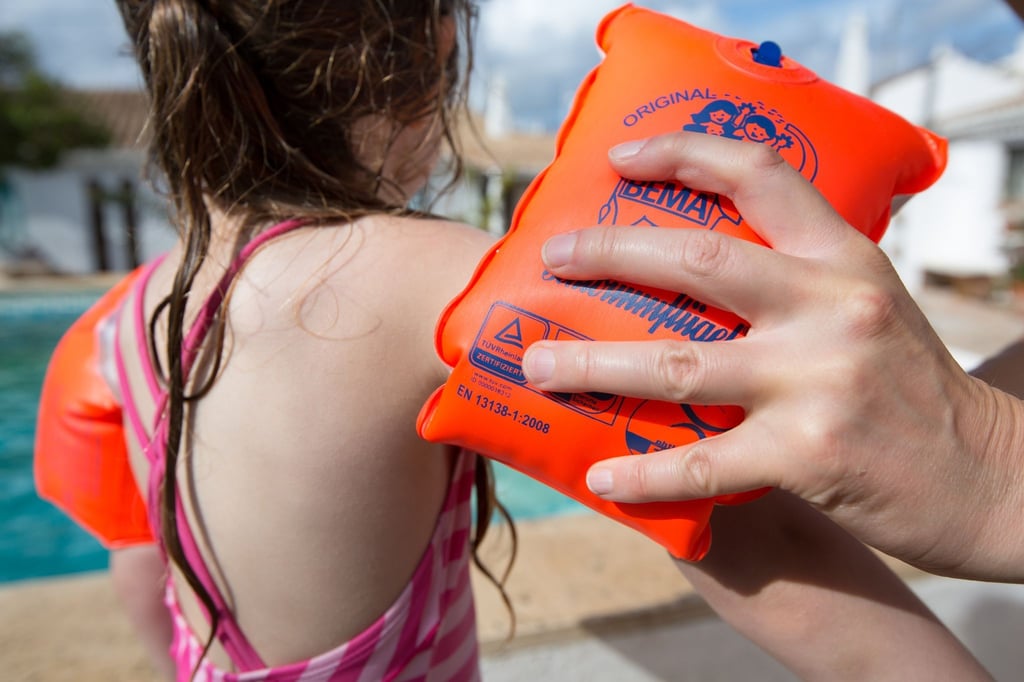 Um im Wasser sicher zu sein, müssen Schwimmflügel richtig sitzen und die passende Größe haben.