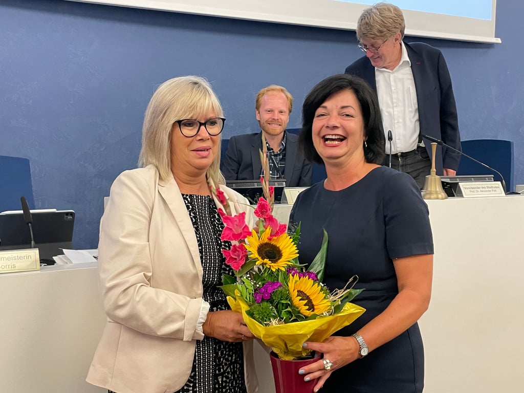 Oberbürgermeisterin Simone Borris (links) beglückwünscht die frisch gewählte Bürgermeisterin Regina-Dolores Stieler-Hinz.
