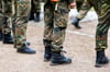 Bundeswehrsoldatinnen und -soldaten stehen in einer Reihe.