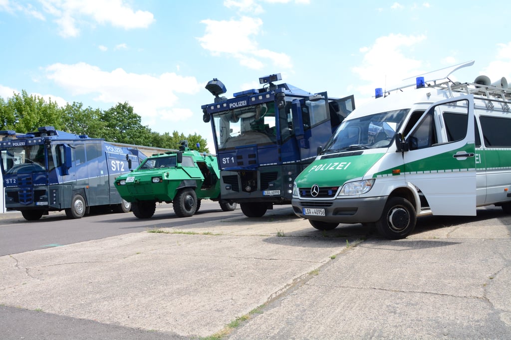 Die Palette an Einsatzfahrzeugen der Landesbereitschaftspolizei Sachsen-Anhalt mit Sitz in Magdeburg ist vielfältig, denn für jede Situation wird ein anderer Wagen benötigt.