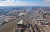 Das Luftbild zeigt den Hamburger Hafen mit der Elbphilharmonie im Vordergrund.