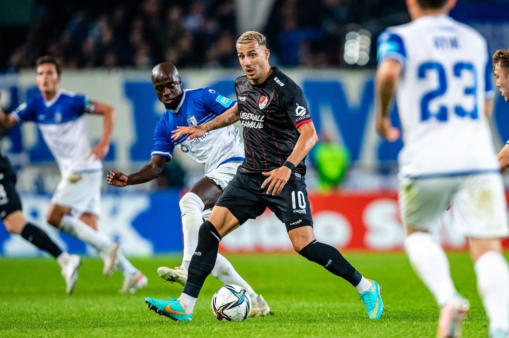 Sercan Sararer (m.) beim Spiel gegen den 1. FC Magdeburg.