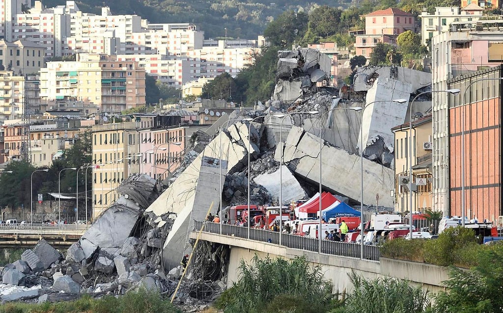 Fahrzeuge der Rettungskräfte stehen vor der teilweise eingestürzten Autobahnbrücke (2018).