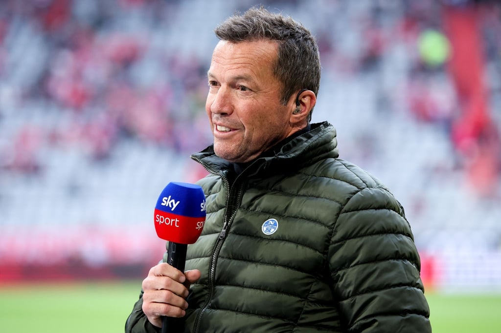 Der TV Experte und ehemalige Fußballprofi Lothar Matthäus steht vor einem Spiel im Stadion.