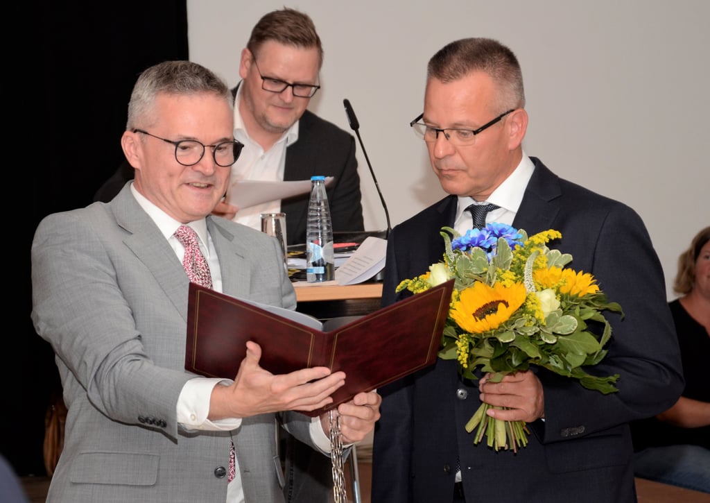 Bernhard Hieber (rechts) ist vom Stadtratsvorsitzenden Guido Henke zum neuen Haldensleber Bürgermeister ernannt worden.