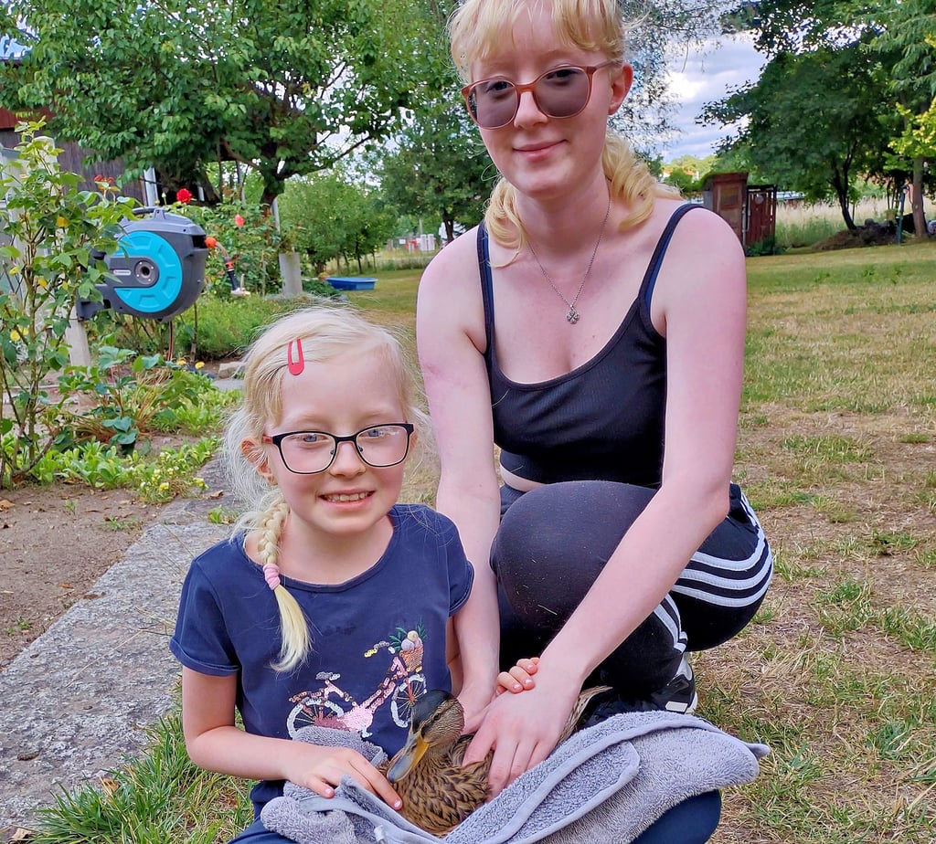Die Geschwister Isabell (links) und Jasmin mit einem der neuen „Familienmitglieder“. Die anderen beiden wollten sich für ein Foto absolut nicht einfangen lassen.