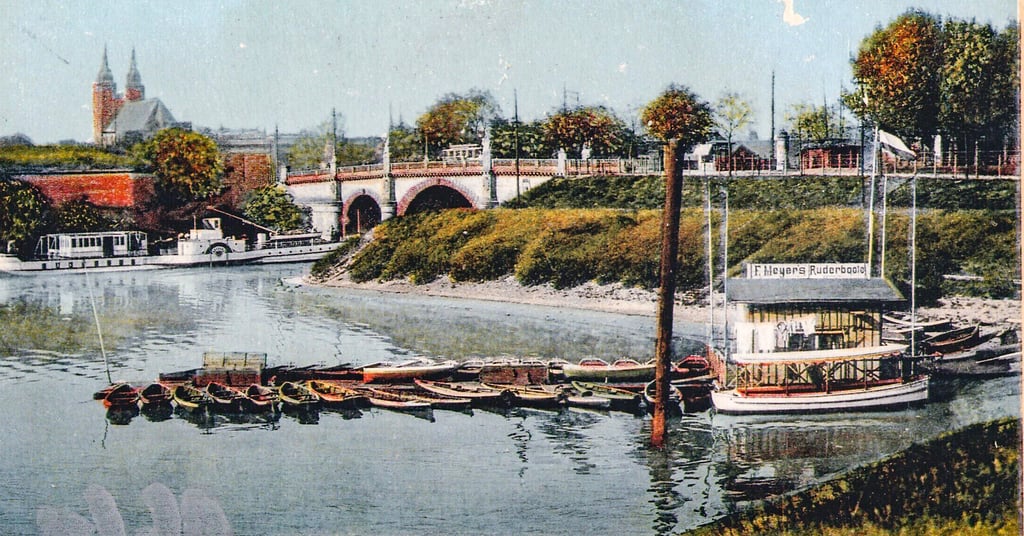 Blick auf die Zollbrücke. Die Postkarte zeigt den Bereich vor 1945.