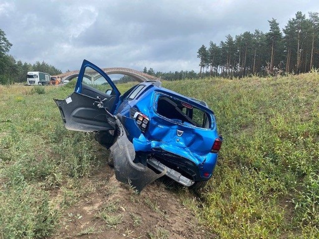 Beide Autos auf der B189 wurden bei dem Unfall beschädigt.