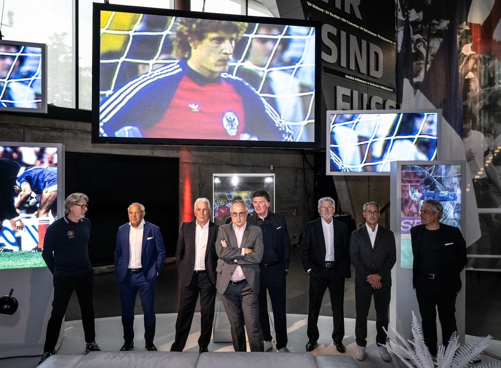 Ehemalige Fußball-Nationalspieler bei der Eröffnung der Ausstellung zum 40. Jahrestag der Nacht von Sevilla im Deutschen Fußballmuseum.