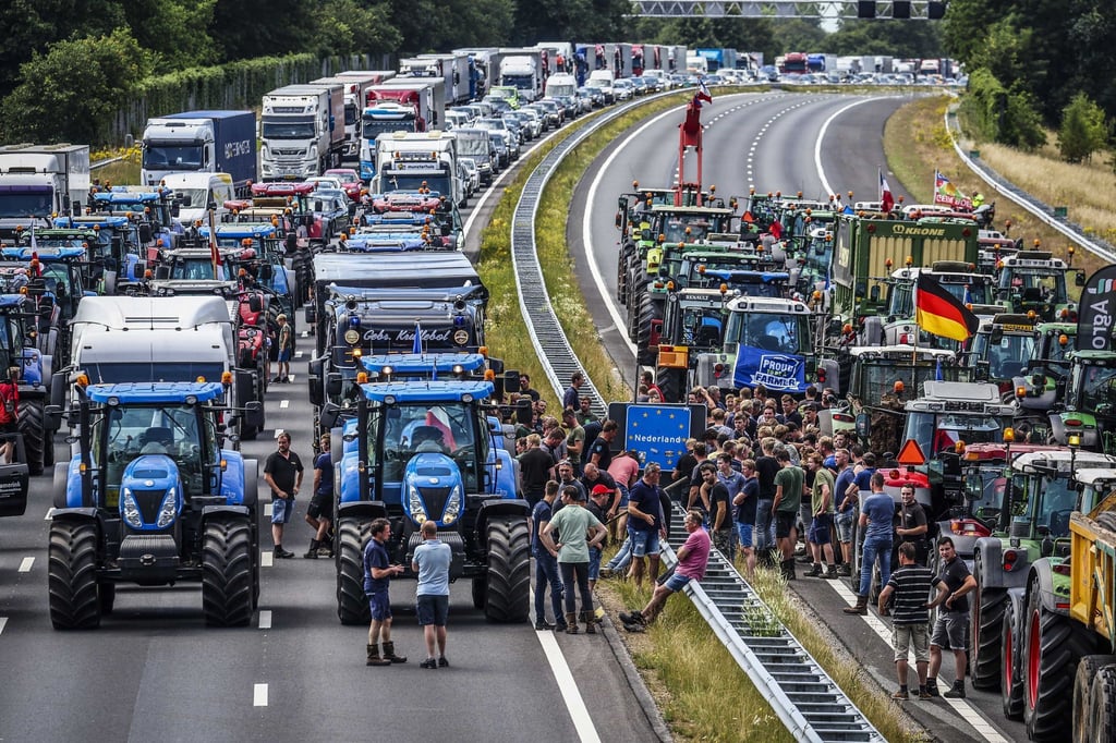 Niederländische Bauern blockieren Ende Juni mit ihren Traktoren eine Straße.