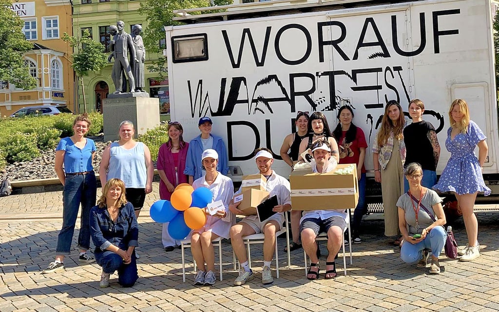 Ulrike Brückner (kniend vorn l.) und Nora Fuchs (kniend vorn r.) von der Fachhochschule Dortmund sind gemeinsam mit Studierenden nach Zeitz gekommen.