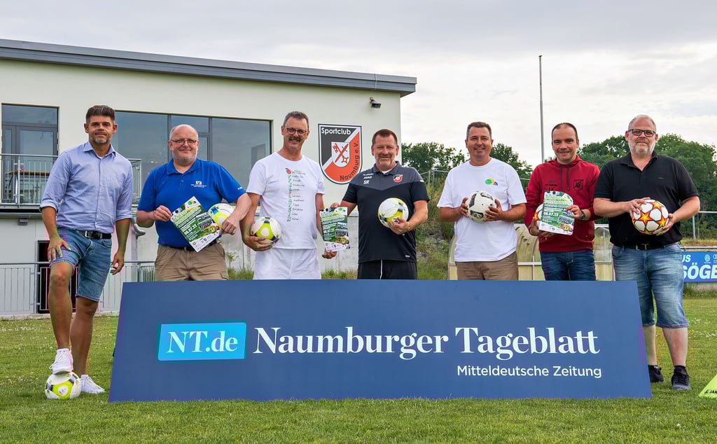 Trafen sich zu letzten Absprachen vor dem Benefizspiel: Ronny Kratz (v.l., Wochenspiegel), Ulrich Baumann (SV Mertendorf), Michael Schwarze (AOK), Stefan Rupp (SCN), Daniel Hinze (E-Center Naumburg), Lars Frohn (SCN) und Gerd Woldmann (Bundesverband Mitteldeutsche Wirtschaft).