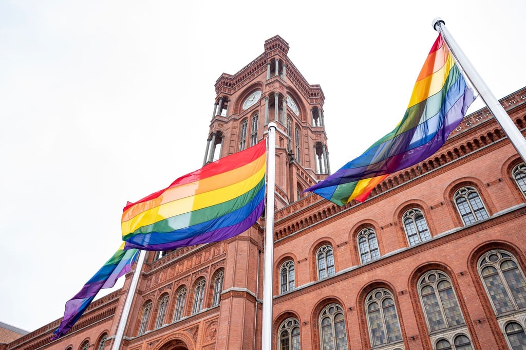 Die Regenbogenflagge hängt vor dem Roten Rathaus anlässlich der Pride Weeks vor dem Christopher-Street-Day.