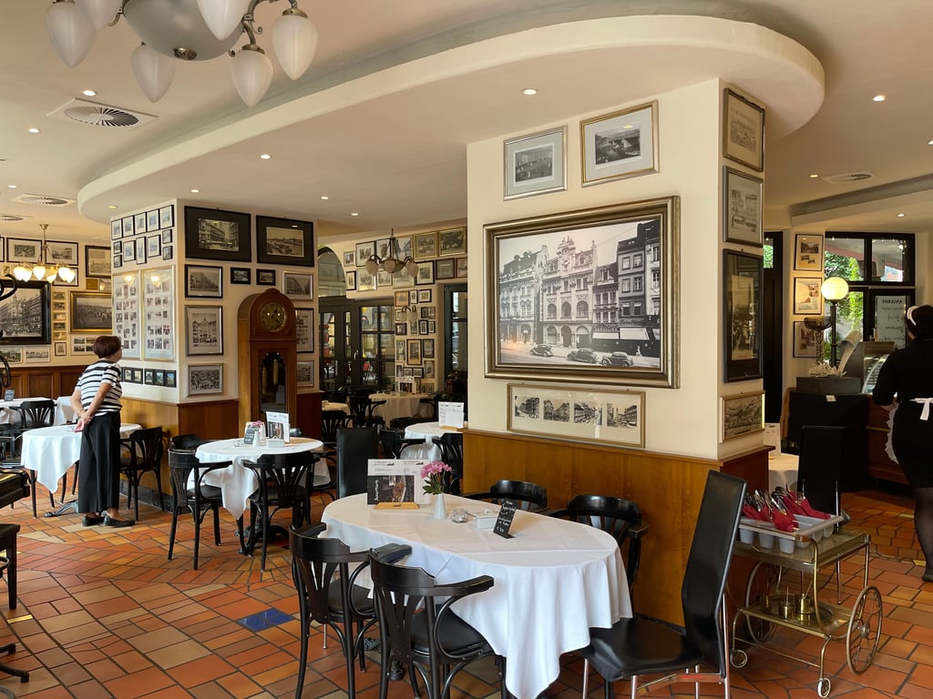 Im Café Alt Magdeburg wird der Flair verganger Zeiten eingefangen.