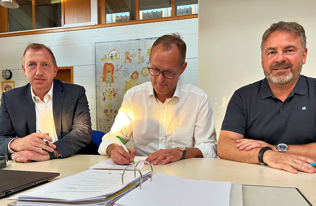 Die Bürgermeister von Staßfurt, Hecklingen und der Egelner Mulde, Sven Wagner, Uwe Epperlein und Michael Stöhr (von links) unterzeichneten in der Katharinenschule in Schneidlingen die Gründungsukrunde des neuen Vereins LAG Böde, Bode, Auen.