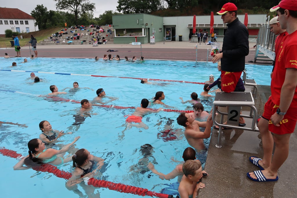 Nicht nur bei Schwimmkursen des DLRG, sondern gründsätzlich in der Hochsaison ist das Nordbad in Halle voller Besucher.