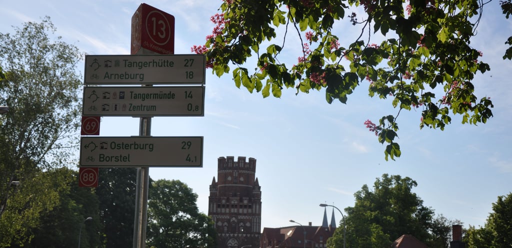 Wegweiser für das "Radeln nach Zahlen" lässt sich am Uenglinger Tor in Stendal finden.Dieses Projekt wurde mit Fördrgeld aus dem LEADER-Porgramm umgesetzt..