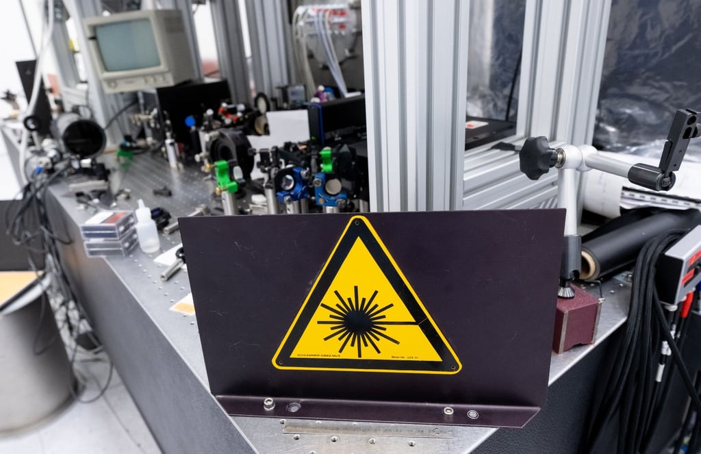 Ein Versuchsaufbau am Laser ATLAS-3000 am Center for Advanced Laser Applications (CALA) der Ludwig-Maximilians-Universität während der Unterzeichnung einer Kooperationsvereinbarung zwischen der LMU und der Marvel Fusion GmbH.