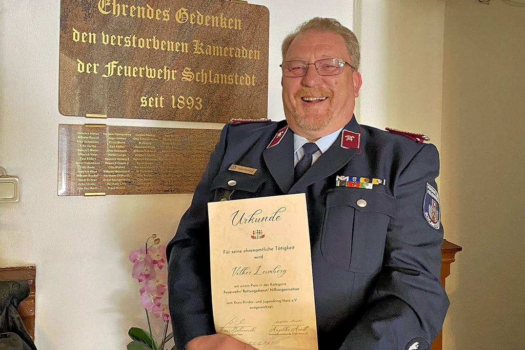 Volker Leimberg mit der Urkunde, die er bei der Ehrenamtsgala vom Kreis-Kinder- und Jugendring verliehen bekam.