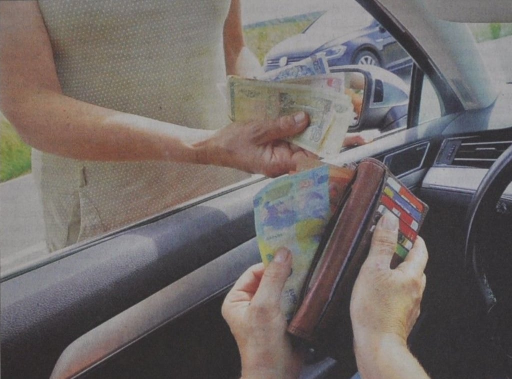 Auch im Sommer vergangenen Jahres wurde Autofahrern in der Region das Vorliegen einer Notlage vorgetäuscht. Einige fielen auf diese Masche herein. Die Volksstimme berichtete darüber.