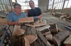 Brennstoffhändler Holger Schmidt (links) mit Mitarbeiter Matthias Dunse beim Spalten des Holzes.