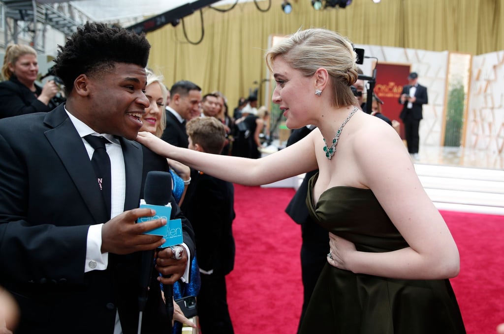 Die Schauspielerin Greta Gerwig unterhält sich auf dem roten Teppich bei der Oscar-Verleihung 2020 mit dem Serien-Star Jerry Harris. Er muss jetzt ins Gefängnis.
