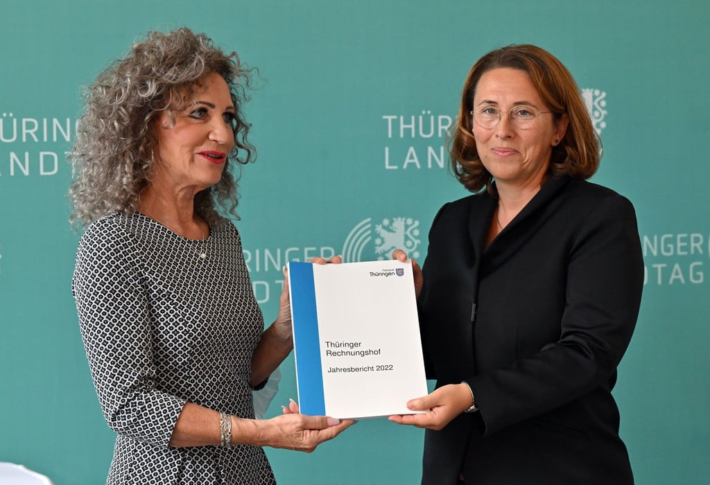 Kirsten Butzke (r) übergibt Birgit Keller den Jahresbericht 2022 des Rechnungshofs.