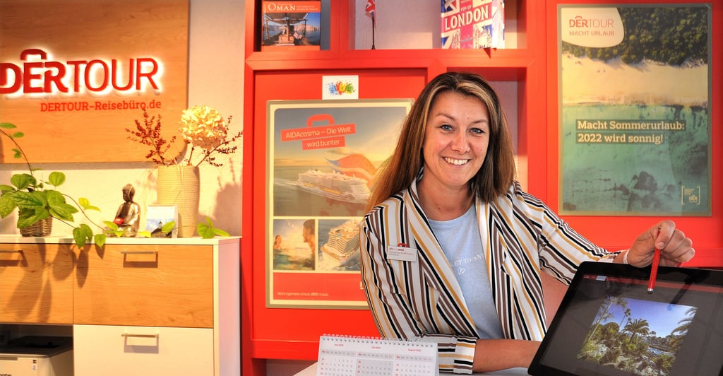 Susanna Hoffmann im Reisebüro von "DER Tour" in Genthin freut sich darüber, dass es wieder läuft mit dem Verreisen.
