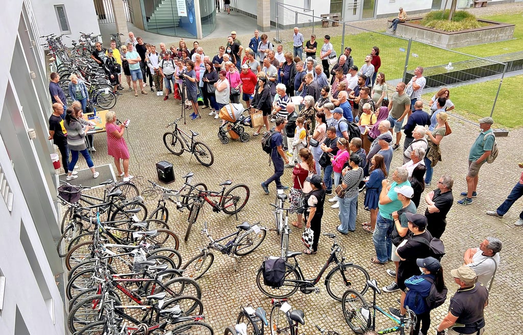 Die Auktion war gut besucht. Die Teilnehmer standen dicht an dich t, um einen Blick auf die Fahrräder zu bekommen.
