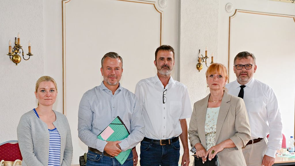 Sie verkündeten auf einer Pressekonferenz am Mittwoch, 6. Juli, in Seehausen (Altmark) die Gründung der Leader-Aktionsgruppe „Altmark Mitte“, von rechts: die Bürgermeister René Schernikau (Arneburg-Goldbeck), Annegret Schwarz (Bismark), Rüdiger Kloth (Seehausen) und Nico Schulz (Osterburg). Mit dabei die in Sachen Leader-Programm federführende Wirtschaftsförderin Lisa Wille.