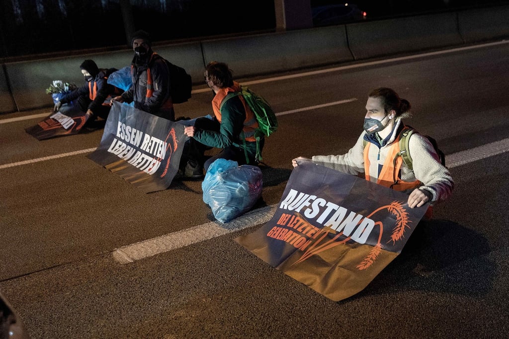 Klimaaktivisten der Gruppe „Aufstand der letzten Generation“ sitzen auf der Fahrbahn der A 100 vor der Ausfahrt Beusselstrasse.