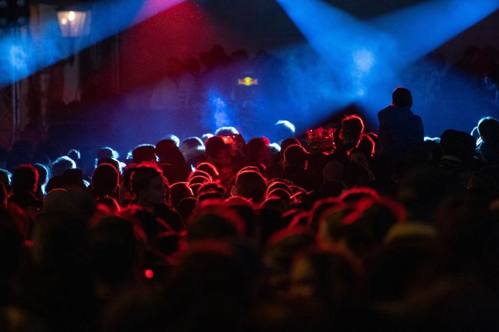 Menschen tanzen während eines Konzerts - dicht an dicht: Wegen der Selbstbeteiligung an Corona-Tests fürchten Vertreter der Linken um die Sicherheit bei Kulturveranstaltungen.